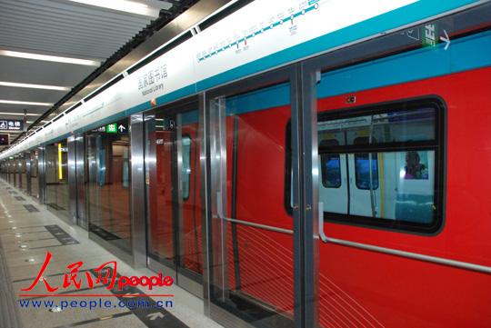 北京:地铁4号线开通首日迎客20多万人次 开线纪念票已