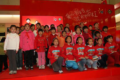 奥妙爱心之旅 千件新年装赠汶川儿童