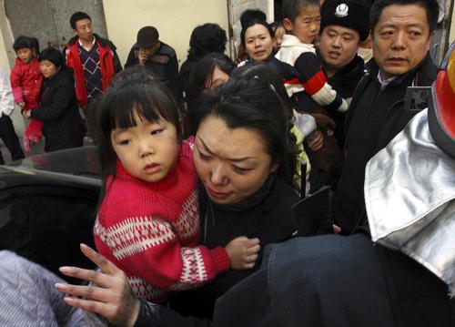 哈尔滨市一外语学校突发火灾 多名儿童在高压