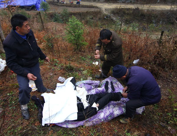 湖南安化杀人纵火案遇难者准备装殓 (2)
