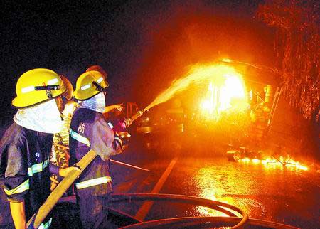 消防队员灭火现场