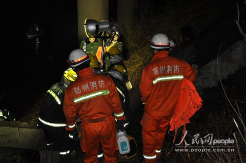 河南郑州发生一起严重车祸 已有3人遇难 (5)
