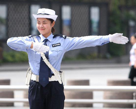 组图:美丽女交警温柔一刀 诠释执法理念
