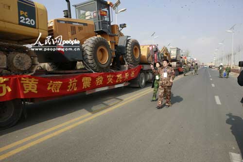 陈光标自带挖掘机参与玉树地震灾区救援 (2)