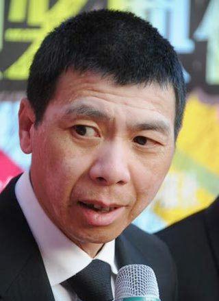玉树地震冯小刚炮轰富人:宁可国外显富 不帮同胞