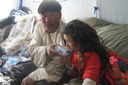 获救13岁藏族女孩:太饿就用鞋压在肚子上 (3)