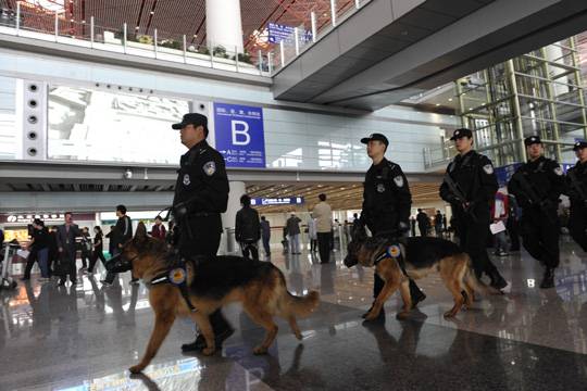千里呼应 北京首都机场警方提升世博会安保等