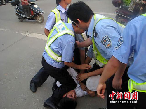 广西:司机不服处罚手拿1米长大砍刀欲砍交警