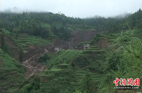 6月28日,贵州省关岭县岗乌镇大寨村因连续强降雨引发山体