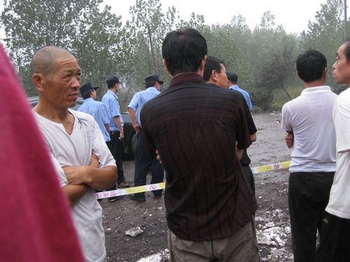公安和消防部门已赶往现场，附近居民在现场围观。图片来源：人民聊吧 网友供图