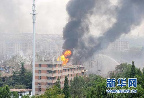南京工厂爆炸 200米外家具城玻璃几乎全部震碎