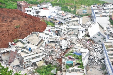 7月27日,四川省汉源县暴雨造成山体滑坡,致使城镇部分房屋被埋.