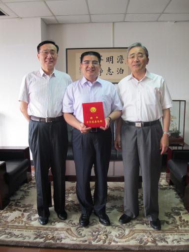 陈光标受聘担任中华慈善总会副会长 - 陈光标 - 陈光标的网易博客 中华慈善总会会长范宝俊(右)、中华慈善总会常委副会长李本公(左)与陈光标亲切合影。