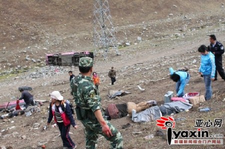 新疆客车坠崖致11死6伤续:15名游客来自北京