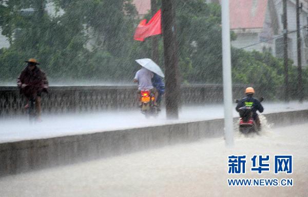 组图:海南5个市县暴雨橙色预警信号 Ⅳ级应急