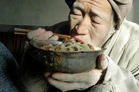 12月11日,智障工人的饭盆满是污垢.