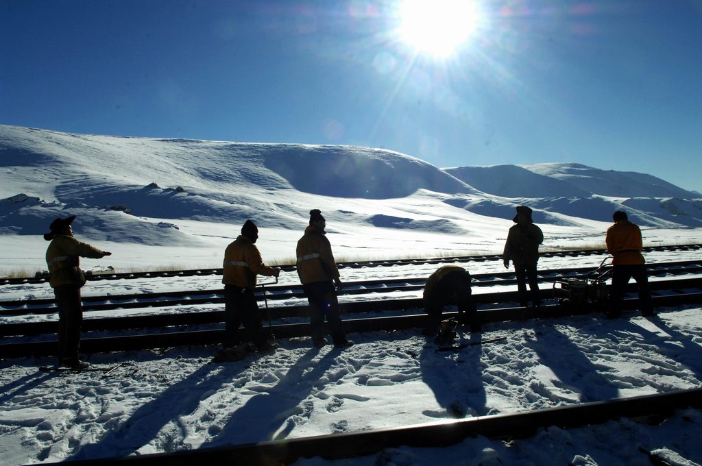 2011年2月11日,乌斯特车站的巡道工在检修铁