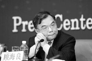 全国人大代表、武汉大学原校长顾海良用“战战兢兢,如履薄冰”来形容高考改革。资料图片