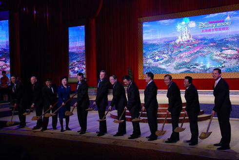 中共中央政治局委员、上海市委书记俞正声,华特迪士尼公司主席兼首席执行官罗伯特·艾格,上海市市长韩正,华特迪士尼乐园与度假区主席汤姆·斯泰格斯等共同为项目培土。