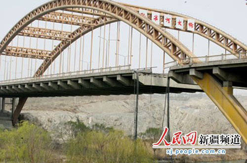 新疆库尔勒市孔雀河大桥路段部分路面塌陷+无