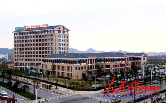 建建成的北川县人民医院外景实拍。(绵阳市卫