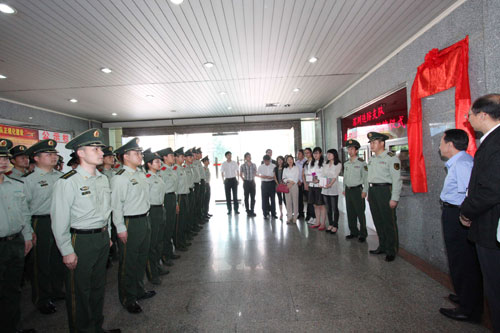 4月19日上午,圳边防支队联合深圳市司法局进行法律援助工作站揭牌仪式