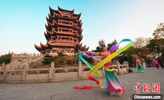 图为“飞天仙子”身轻如燕，舞动火焰绸，十分飘逸灵动。 甘肃省文化和旅游厅供图