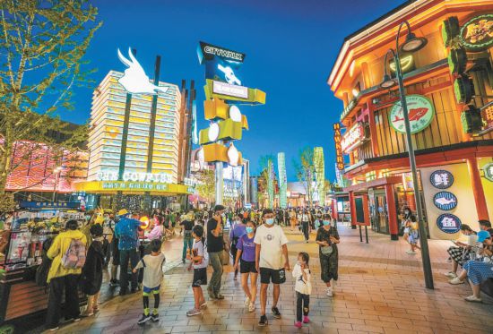 昨晚，五彩斑斓的灯光点亮了北京环球城市大道商圈，不少市民游客在这里休闲消夏，夜间消费人气很旺。本报记者 武亦彬摄