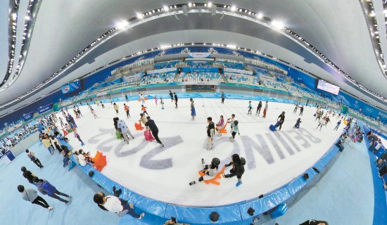 国庆长假，不少市民、游客来到“冰丝带”参观体验冰雪运动。 本报记者 潘之望摄