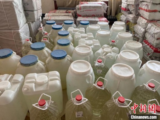 资料图为警方查获的散装白酒。　青海省人民检察院供图