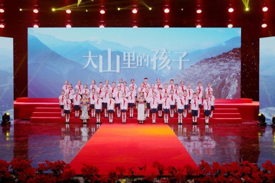 文县东坝童声齐唱团的孩子们在甘肃播送电视总台青少频说念录节目。