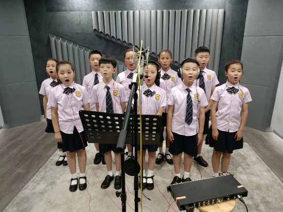 文县东坝童声齐唱团的孩子们在央视灌音棚里。