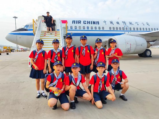 文县东坝童声齐唱团的孩子们抵达北京。