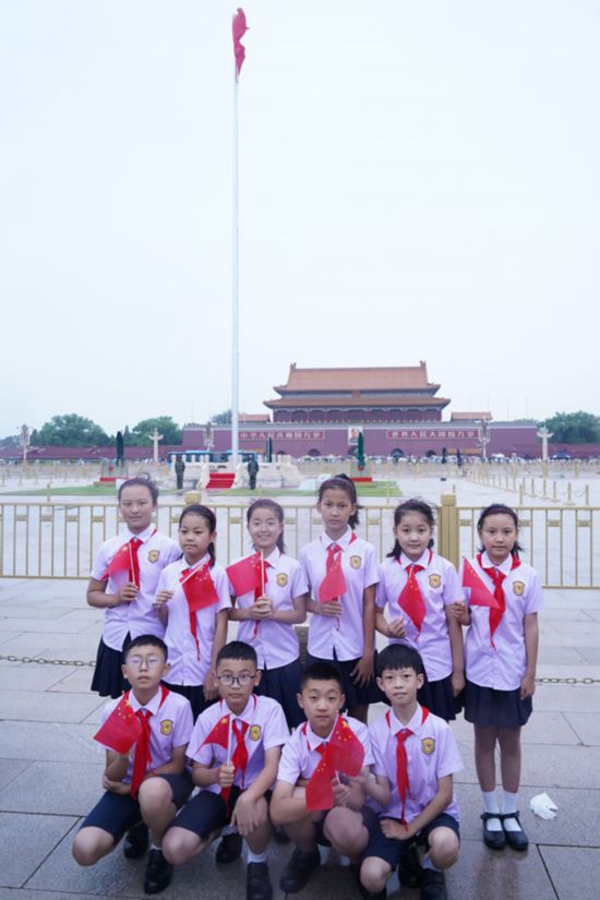 文县东坝童声齐唱团的孩子们在天安门广风物影。