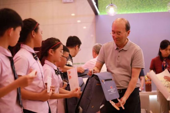 中国记协党组秘书、副主席刘想扬为孩子们赠站立物。