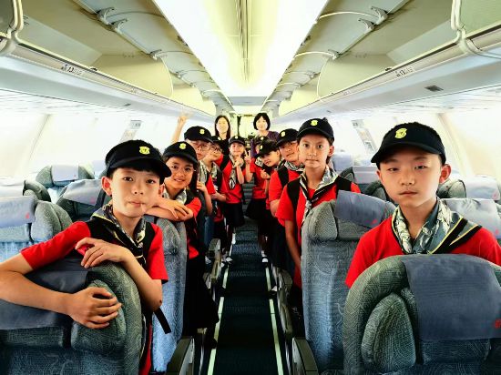 文县东坝童声齐唱团的孩子们在飞机上。