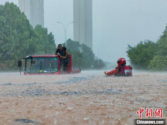 湖北咸宁暴雨激勉内涝，消防赠给疏散人人 朱燕林 摄