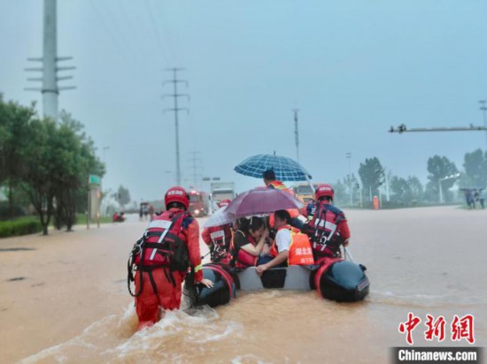 湖北咸宁消防赠给疏散被困人人 朱燕林 摄