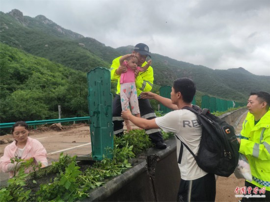 7月31日，张涿高速，高速交警涿鹿大队民警救助洪水被困群众。