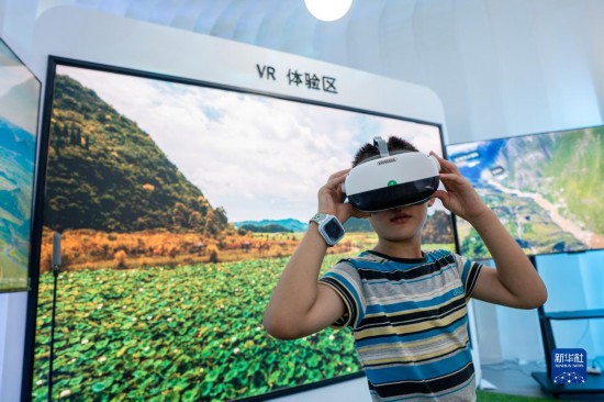 8月18日，一名孩子在第七届中国―南亚博览会上体验VR设备。