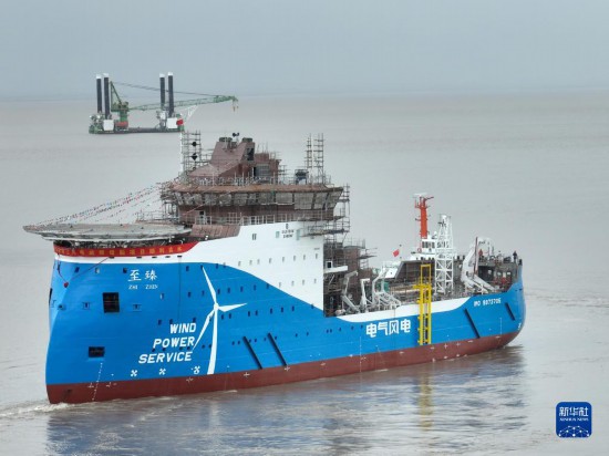 9月16日，风电运维母船在江苏启东海工船舶工业园下水（无人机照片）。