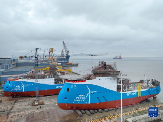 9月16日在江苏启东海工船舶工业园拍摄的两艘风电运维母船（无人机照片）。