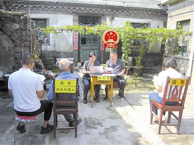 图②：法庭在农家小院开展巡回审判乐动体育ld官网。