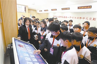 图①：师生们体验信息化诉讼服务相关设备。
