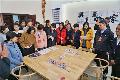   在剑川法院家事调整室内，gai院制作的《仳离证实书》引起了代表们的关注。