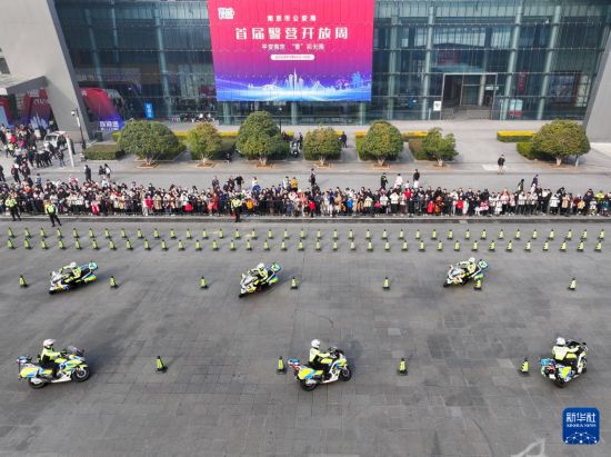 1月6日，北京交警邪在警营衰谢周四肢现场停言警务手艺饰演。