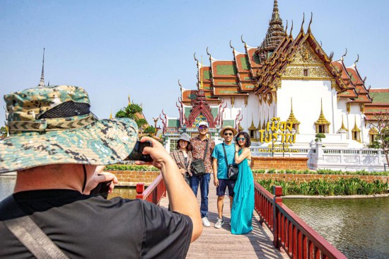 3月1日，中国游客在泰国北榄府暹罗古城游览。同时通过加强旅游合作
，很向往。</p><p style=