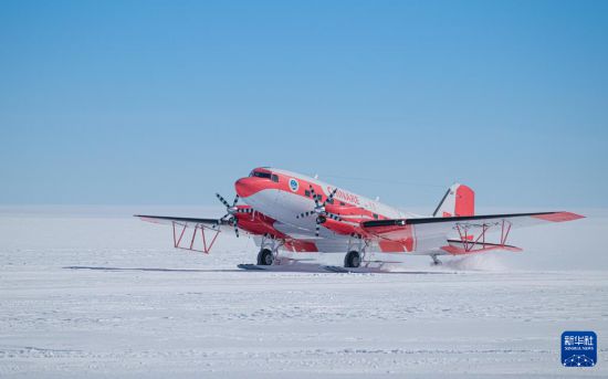 1月3日，“雪鹰601”高落邪在北极中山炭雪机场。新华网领（裴文悦摄）