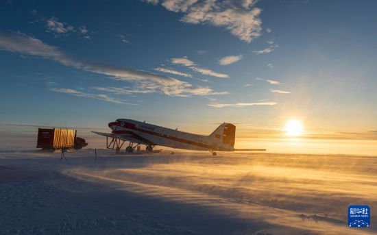 2月5日，“雪鹰601”降落在南极中山冰雪机场。为澳大利亚戴维斯站和俄罗斯进步站提供机场气象预报等。暴风雪后，新华社发（裴文悦摄）