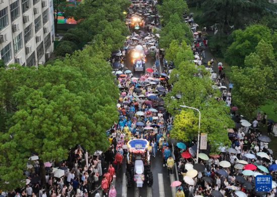 6月21日，农机花车军队在华中农业大学校园里巡游（无东谈主机像片）。